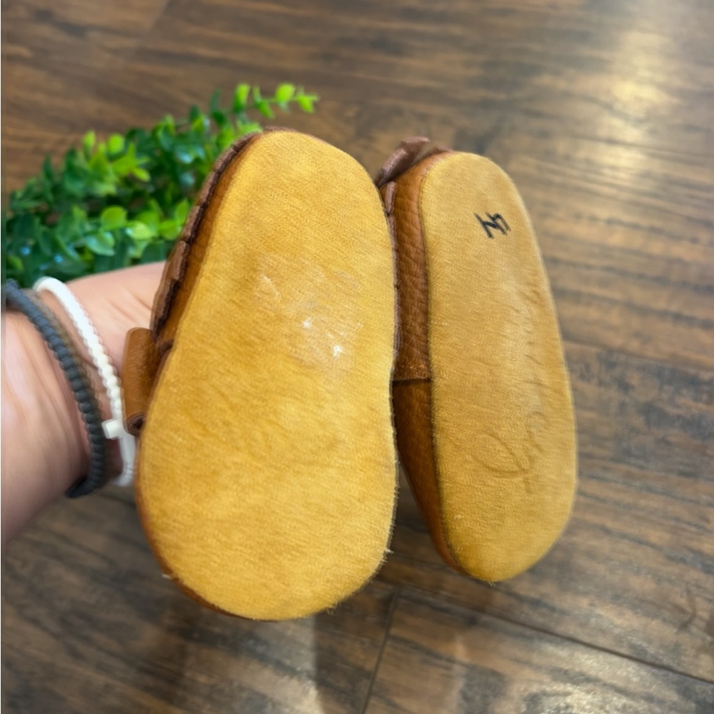 EUC MONKEY FEET Brown Leather Football Game Day Baby Shoes Moccasins Bow 6-12M - Picture 4 of 6